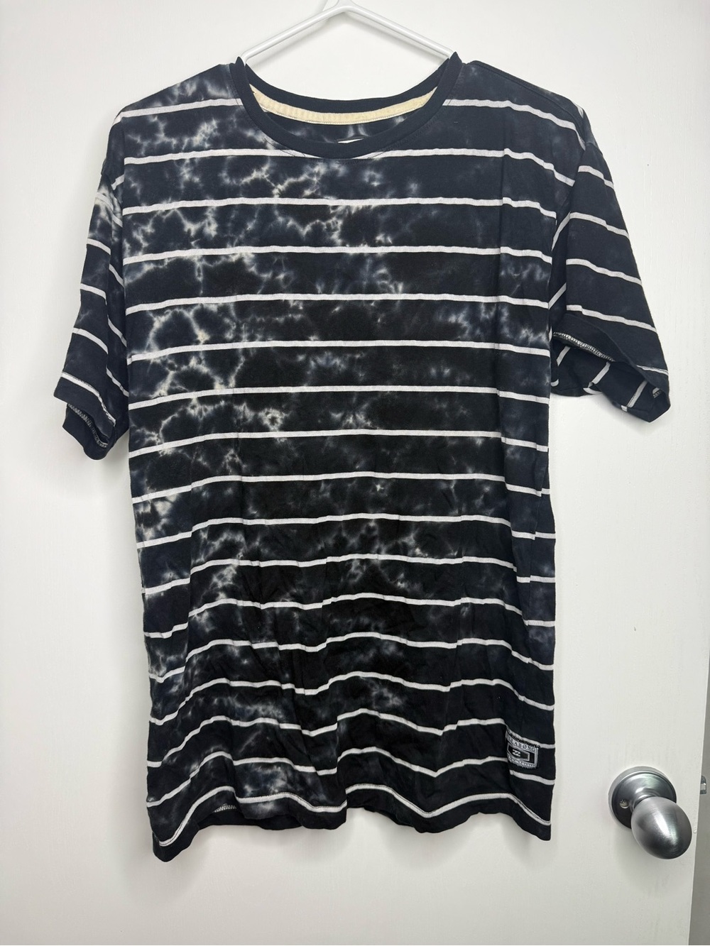 Billabong Men's Black & White Striped Tie-Dye Crew Neck T-Shirt Large